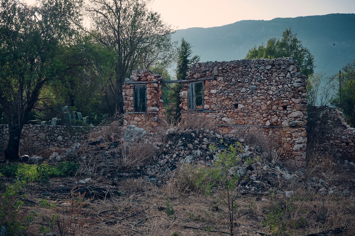 Construção em pedra em ruína, antes da intervenção