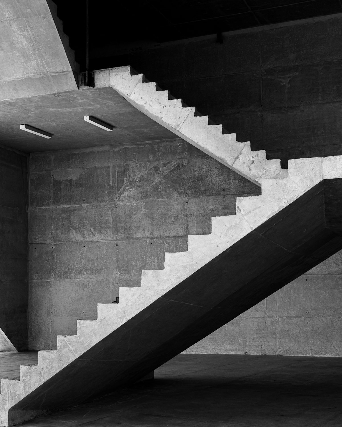 Escadaria em betão à vista, fotografia a preto e branco